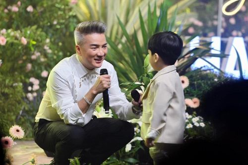 Đàm Vĩnh Hưng 'dỗi ra mặt' vì bị 'vị khách đặc biệt' này chiếm luôn spotlight trong đêm nhạc