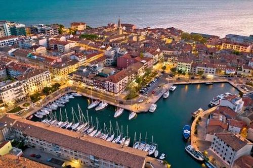 Vùng đất kỳ lạ ở châu Âu 'trả tiền' cho khách du lịch tới thăm