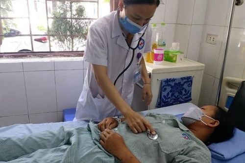 Nhiều người Hà Nội bị ong đốt nguy kịch và lời khuyên của bác sĩ