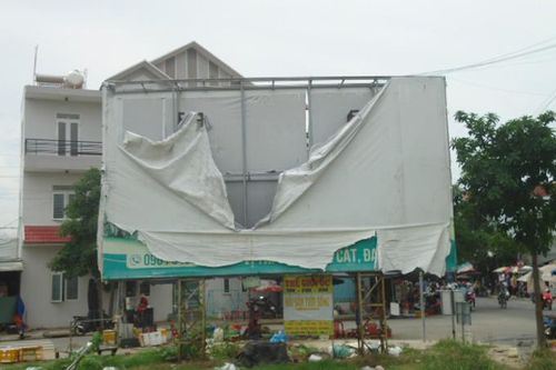 Pa nô quảng cáo nhếch nhác