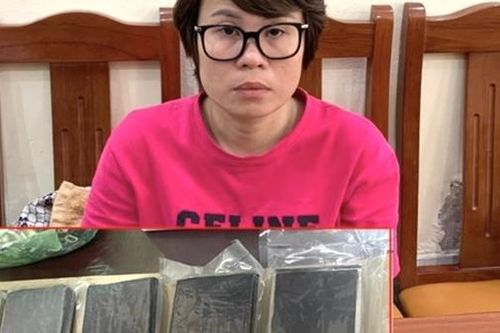 Bắt 'nữ quái' thuê taxi 'ém' 5 bánh heroin trên xe