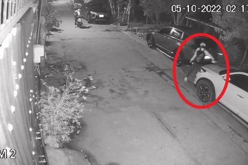 TP.HCM: Công an truy tìm 2 kẻ đốt ô tô rồi bỏ chạy trong đêm