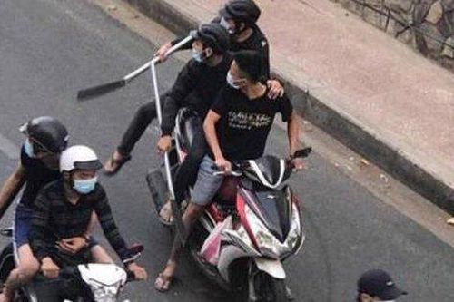 Hai nhóm côn đồ nhí mang gậy, dao đi giải quyết mâu thuẫn