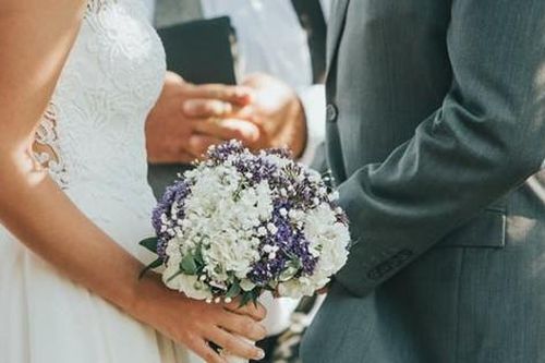 Bố vợ đề nghị con rể cho cô dâu sở hữu một chiếc xe hơi chỉ ít phút trước hôn lễ, hành động của anh ta khiến nhà gái sốc nặng