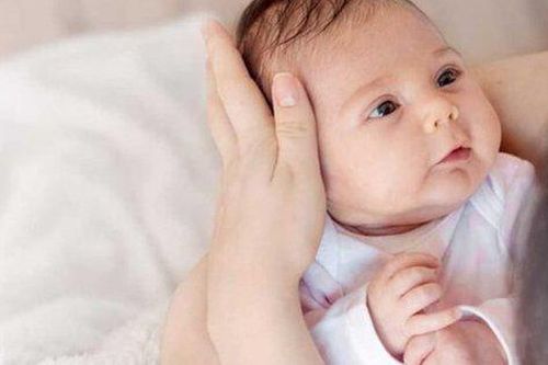 Cần xử trí thế nào khi trẻ sơ sinh bị nấc cụt?