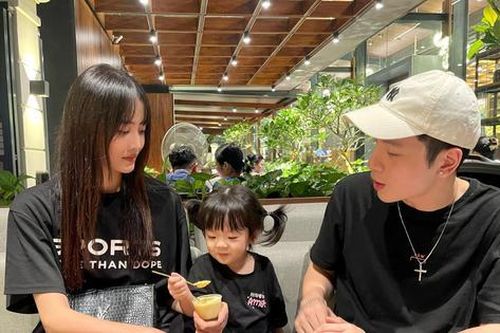 Con gái Trương Mỹ Nhân - Phí Ngọc Hưng khiến netizen thích mê khi bắt trend cùng bố mẹ