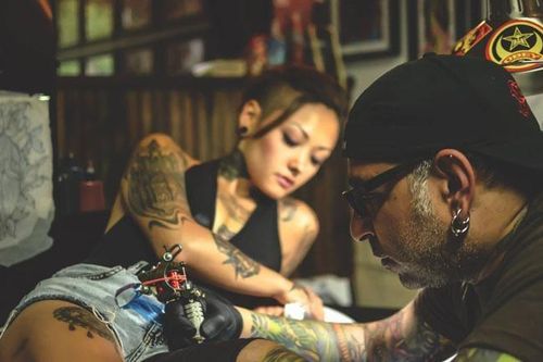 Cha mẹ Mỹ rủ con cái xăm hình