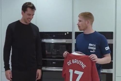 De Bruyne bối rối khi được tặng áo đấu Man United
