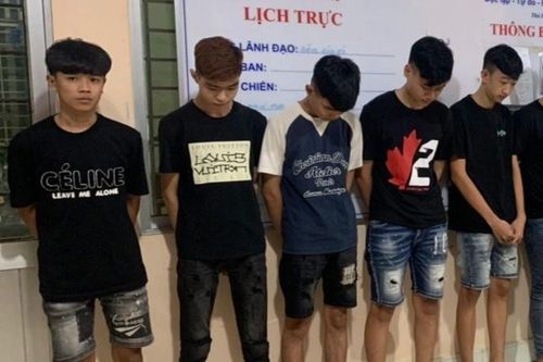 Hẹn đối thủ không đến, nhóm thanh niên chém xe của người đi đường