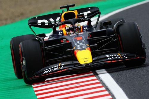 Max Verstappen có pole tại Japanese GP, cách 0,01 giây với Leclerc