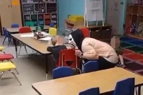 Giáo viên ở Mỹ bị điều tra vì đeo mặt nạ ma dọa trẻ