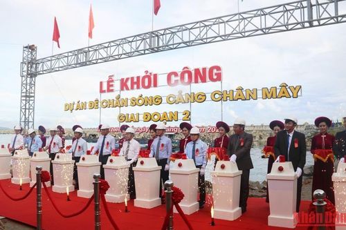 Khởi công giai đoạn 2 đê chắn sóng cảng Chân Mây-Thừa Thiên Huế