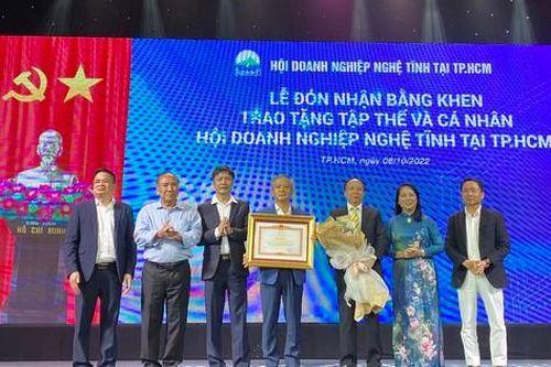 Hội Doanh nghiệp Nghệ Tĩnh tại TPHCM nhận bằng khen của Thủ tướng