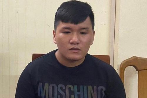Tạm giữ đối tượng lao xe máy vào lực lượng công an