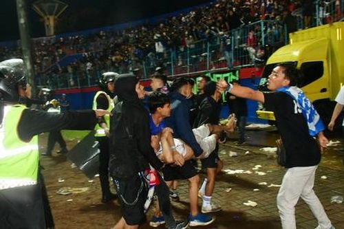 FIFA đưa ra phán quyết với bóng đá Indonesia sau thảm kịch khiến 125 người chết