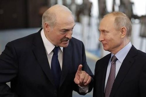 Tổng thống Belarus tặng ông Putin máy kéo nhân dịp sinh nhật 70 tuổi