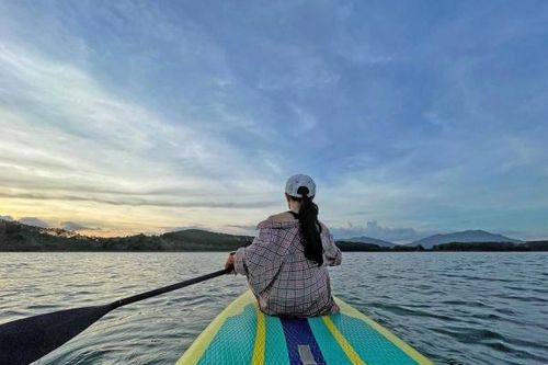Chèo thuyền ngắm chiều Biển Hồ