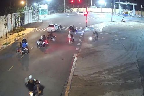 Mang hung khí gặp đối thủ, nhóm thanh thiếu niên chém nát ô tô qua đường