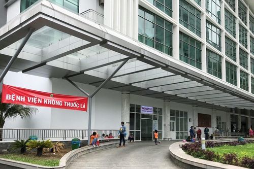 Bé 1 tuổi nguy kịch vì uống nhầm chai xăng để trong tủ lạnh