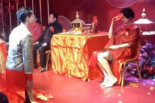 Dự đám cưới của con chồng, mẹ kế 'tái mặt' khi thấy chú rể