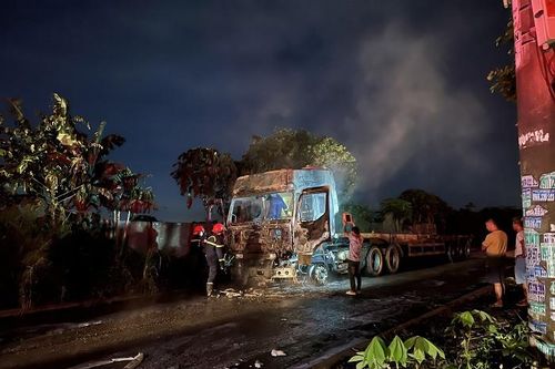TPHCM: Xe đầu kéo container đang chạy thì bốc cháy trơ khung