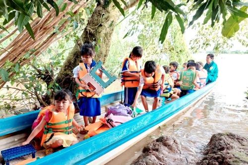 Học sinh vùng lũ An Giang đến trường