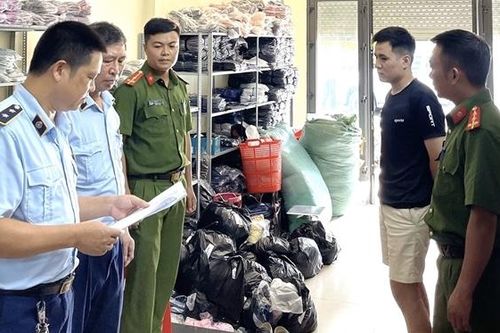 Nam Định: Phát hiện, thu giữ lượng lớn quần áo trẻ em không rõ nguồn gốc xuất xứ