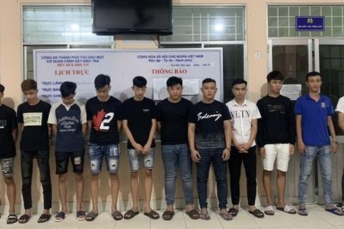 Hẹn đối thủ 'huyết chiến' nhưng không gặp, đập phá ô tô người đi đường