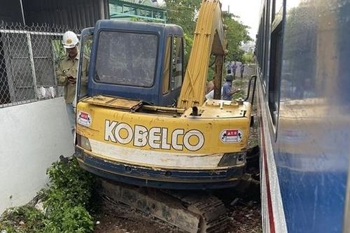 Tàu khách SE8 tông xe đào múc đất nằm sát đường sắt