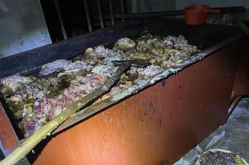 Phát hiện cơ sở tàng trữ 1,4 tấn mỡ 'bốc mùi' chuẩn bị bán ra thị trường