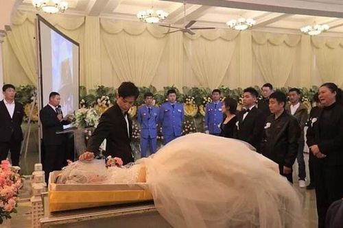 Tìm thấy thứ ở giỏ hàng của vợ sắp cưới vừa mất, chú rể liền tổ chức ngay hôn lễ