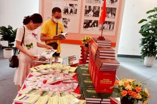 Giới thiệu 150 tư liệu, hình ảnh tại Triển lãm 'Chủ tịch Hồ Chí Minh với Thủ đô Hà Nội'