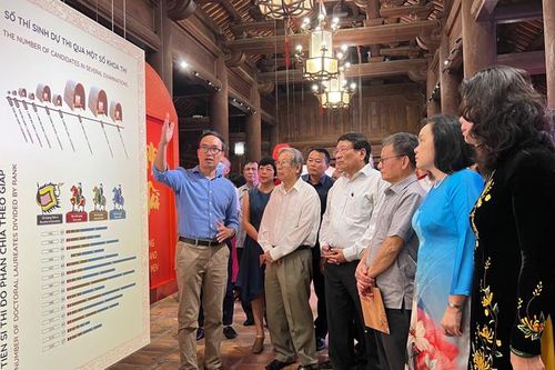 Bia đá 'kể chuyện' hiền tài