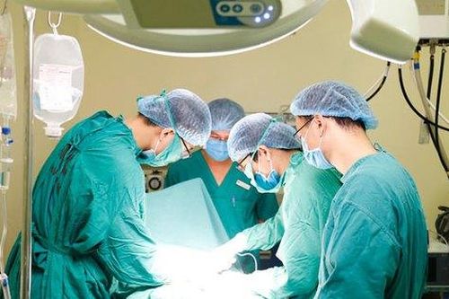 Bác sĩ tỉnh Quảng Ninh cứu sống cụ ông 96 tuổi thoát khỏi lưỡi hái tử thần