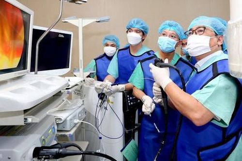 Lần đầu tiên tán sỏi đường mật trong gan bằng laser qua miệng thành công tại miền Trung