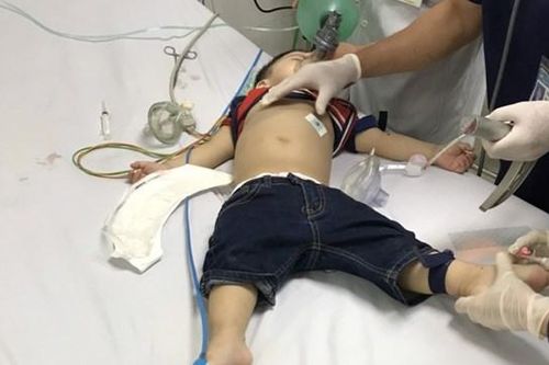 Quảng Nam: Cứu sống bé trai nguy kịch do hóc thạch rau câu