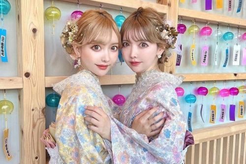 Cặp song sinh Nhật Bản sửa mặt để 'không ai đẹp hơn' người còn lại