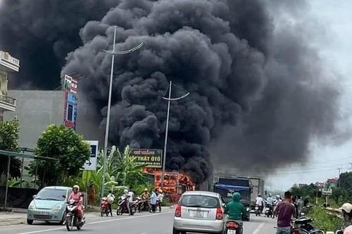 Hỏa hoạn thiêu rụi gara ôtô ở Bắc Giang