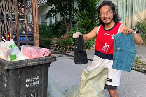 Những người sáng đi làm, tối bới rác ở Trung Quốc