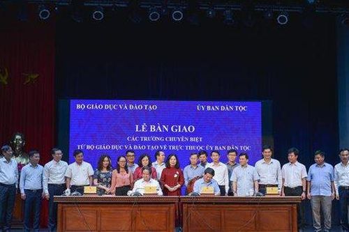 Bộ GD&ĐT bàn giao 5 trường về trực thuộc Ủy ban Dân tộc