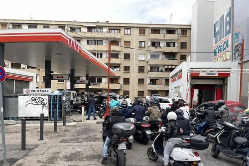 Khan hiếm xăng dầu tại Pháp do đình công kéo dài
