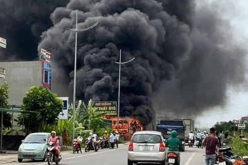 Cháy gara ô tô ở Bắc Giang, cột khói bốc cao hàng trăm mét