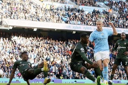 Erling Haaland cán mốc 20 bàn, Man City tạm chiếm ngôi đầu của Arsenal