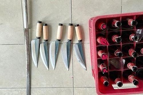 Hai tay ba dao đi tìm đối thủ, hai thanh niên gặp ngay công an
