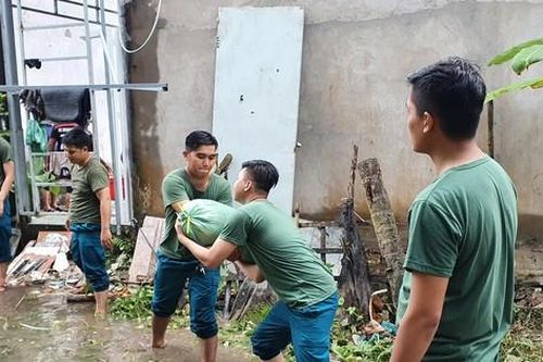 Cần Thơ lở 20m đê bao, nước tràn vào nhà dân quận trung tâm