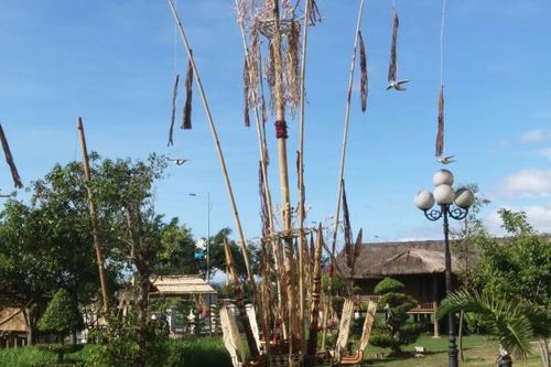 Độc đáo cây nêu của người Brâu