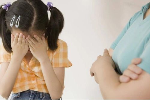 Bé 6 tuổi có kinh nguyệt, bác sĩ nêu dấu hiệu dậy thì sớm trẻ cần đi khám