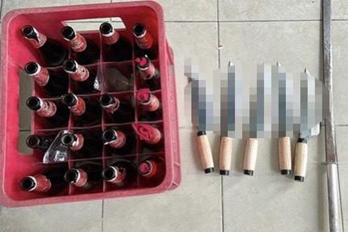 Tuần tra nửa đêm, công an chặn nhóm thanh niên thủ 'bom xăng' đi hỗn chiến