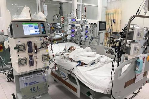 Uống nhầm chai xăng để trong tủ lạnh, bé 1 tuổi nguy kịch