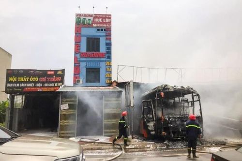 Bắc Giang: Cháy lớn tại gara ôtô Nhàn Nhã, thiêu rụi hai xe ôtô